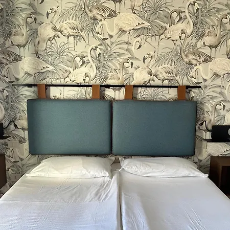 Hotel Carillon